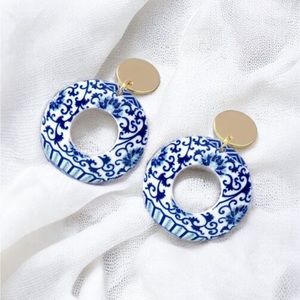 Chinoiserie Blue & White Dangle Earrings – Open Circle Coastal Cottagecore